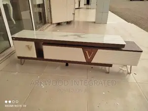 Expandable TV Stand