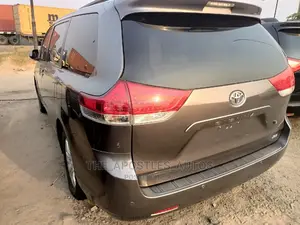 Toyota Sienna XLE FWD 8-Passenger 2013 Gray