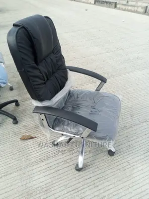 Executive Leather Swivel Office Chair.