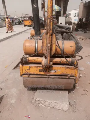 Vibrating Machine D780 1tons 75X Japan for Sale