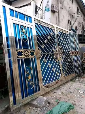 Stainless Gate With Blue Reflective Pan