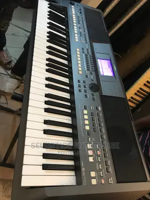 Yamaha PSR S670 Keyboard/Piano