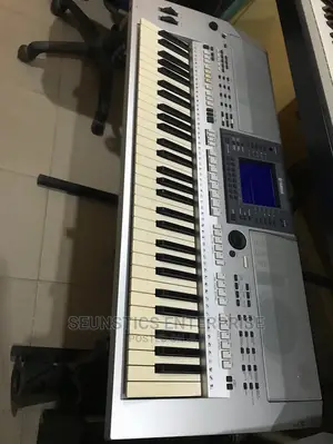 Yamaha PSR S700 Keyboard/Piano