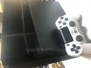 Clean Regular Ps4 + 1 Controller and Fifa 25,Gow, Mk11