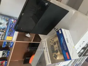Clean Regular Ps4 Console With 1 Controller and Accessories