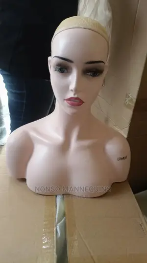 Mouth Open Mannequin Head With Shoulder Display