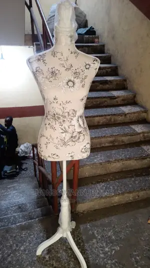 Fullt Pinnable Size 10 Dressform With Tripod Wooden Base