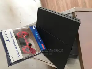 Regular Ps4 Console + 1 Controller and Fifa25, NFS , Ufc4