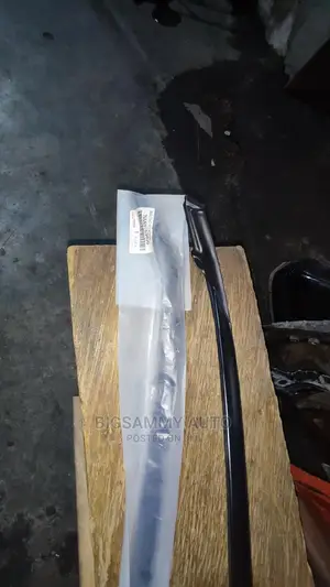 IS 250 Windscreen Chrome