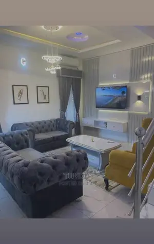 Quality Set of Sofas With Master Singles