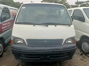 Toyota HiAce 2000 White