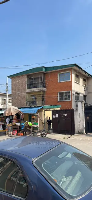 3bdrm Block of Flats in Surulere for sale