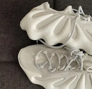 MP: Adidas Yeezy Sneakers