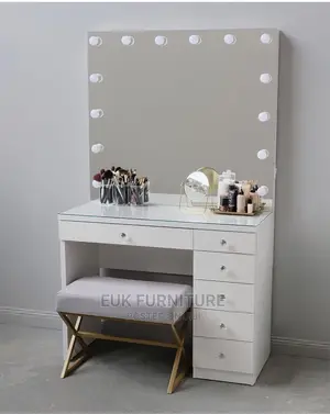 Beautiful Dresser Set With Light