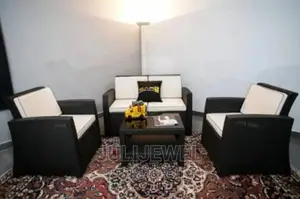 4 Seater Plastic Fix Chair With White Cushion.