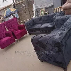 Beautiful Chesterfield With 2 Royal Singles
