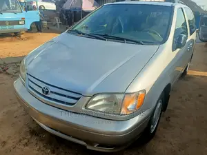 Toyota Sienna 2002 Silver