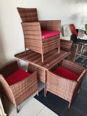 Unique Indoor Sitter Chairs and Table