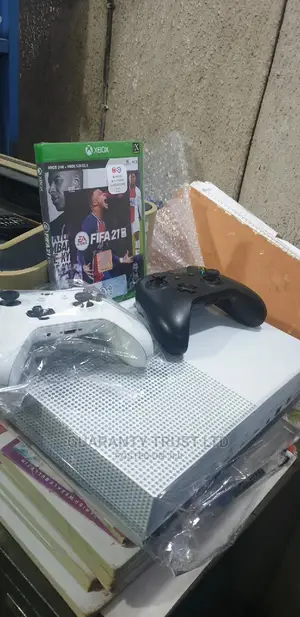 Microsoft Xbox One S + 2 Pads+ Fifa 21 Cd